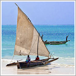 Boot am Strand auf Sansibar
